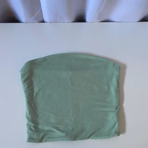 Mintgrön croptop - En croptop som täcker magen. Skulle säga att ett det är som ett linne fast utan band. Storleken är s och materialet är tjock så det funkar bra att ha utan bh. Säljer för 50 plus frakt på 24kr❤️