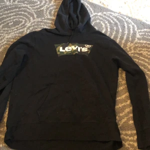 Levis hoodie - Min brors gamla Levis hoodie med militär. Strl L och ganska använd se fläckar bild 2. Väldigt mysig. SE BIO FÖR MER INFO. Fler bilder så kontakta. 