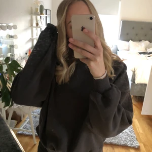 Oversized mörkgrå sweatshirt🤍🤍 - Så användbar och snygg sweatshirt från Nelly i storlek XS. Passar XS/S. Säljer pågrund av att jag har många liknande plagg. Köparen står för frakten❣️❣️