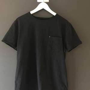 Säljer en basic svart t-shirt, fint skick och använd max 10 tillfällen. 
