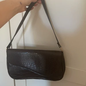 Brun väska - Säljer denna super snygga bruna väska