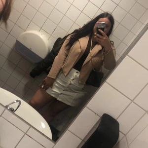 Snygg jacka. - Knappt använd jacka. Svårt att få färgen rättvis på bild, dock tycker jag den stämmer bäst ihop med sista bilden.