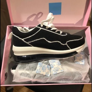 Helt ny och oanvänd  - Bekväma skor som Aldrig använd, säljer pga har ganska många.