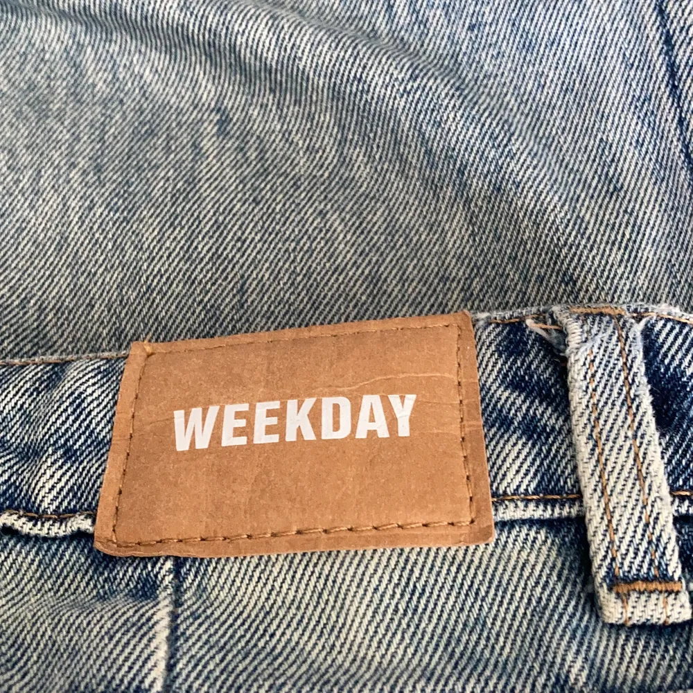 Vida jeans från weekday som jag klippt av längst ner. Sitter bra och har fin färg. Använt mycket men bra skick! Var från början längd 34 men skulle säga att de är som en längd 32 nu när jag klippt av dem. Jag är 167, nypris 500. Jeans & Byxor.