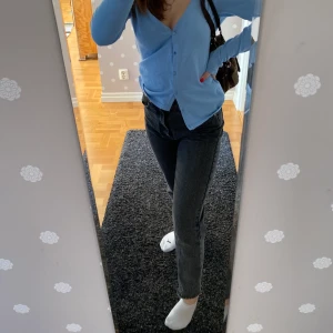 Svarta jeans - Svarta jättefina jeans, varit till mycket användning men säljer då jag har för många jeans! Köpta på Zara i strl 34💓 Buda från 150💕