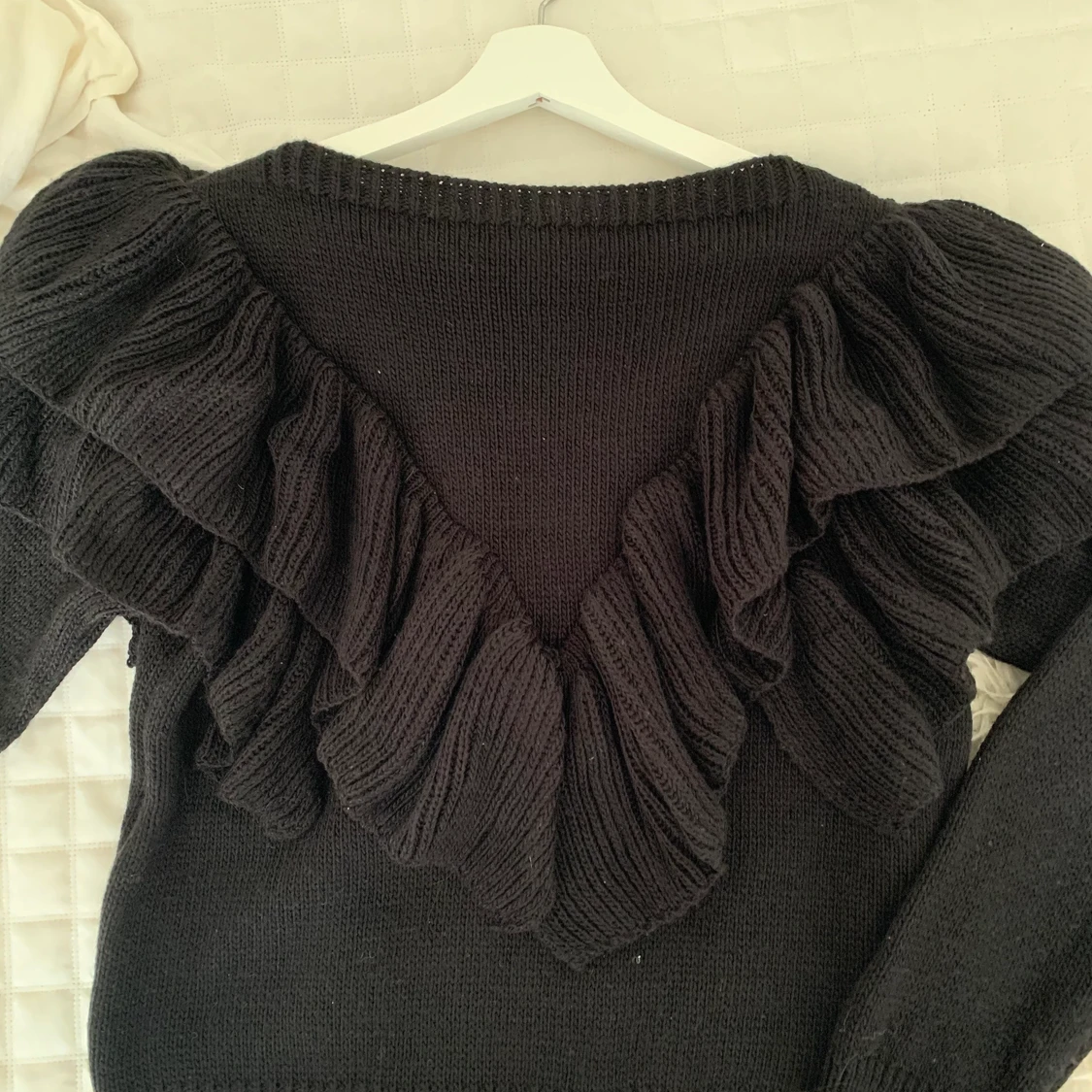 Stickad tröja med volanger  - 90