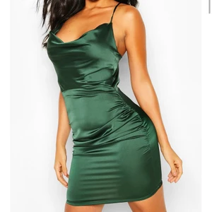 Grön klänning från Bohoo - Helt ny då den ligger kvar i förpackningen jag köpte den i. Aldrig använd. Florence satin cowl neck bodycon dress. Storlek UK 10. Liten i storleken. 