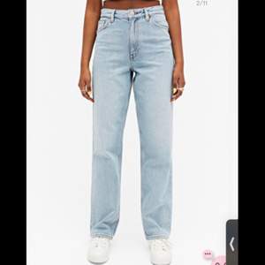 Helt nya och oanvända jeans från monki i modellen Taiki light blue, i storlek 27 och passar mig bra som vanligtvis har storlek S, fler bilder kan fixas om det önskas!!💙💙