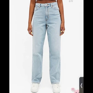 Jeans - Helt nya och oanvända jeans från monki i modellen Taiki light blue, i storlek 27 och passar mig bra som vanligtvis har storlek S, fler bilder kan fixas om det önskas!!💙💙