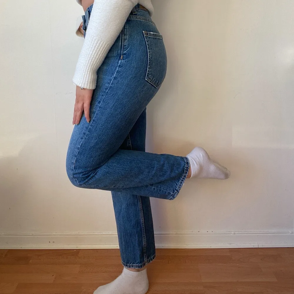 Mörkblå jeans från Gina Tricot, kommer tyvärr inte till användning för mig. Väldigt bra skick. Jeans & Byxor.