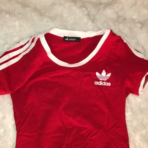 T-shirt  - Cool T-shirt ifrån adidas🤍