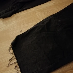 Jeans - Snygga svarta Jenans med fransar ner till. Från Lindex. Använda 1 gång.  Raka i benen med fint lösare fall. 