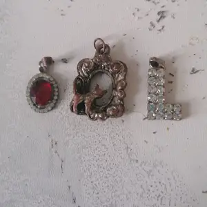 3 smycken till halsband den i mitten är äkta silver 