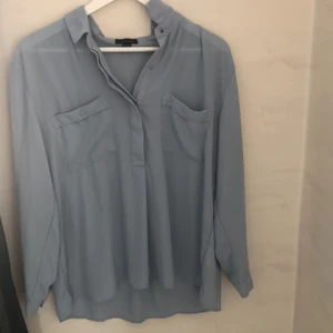 Sommar blus - Tunn sommar blus/skjorta. Perfekt till varmare väder. Fin blå färg. Kan mötas upp om du bor nära mig i Stocholm, annars står köparen för frakten 