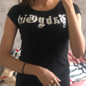 svart t shirt med print - En super söt svart t shirt med babygirl print på. köpte den från nån okänd butik. Den är väldigt tight men ändå stretchigt material. 🖤 priset kan diskuteras. 