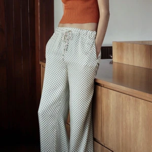 Sommar byxor - Ett par helt oanvända (lapp kvar) siden ”pyjamasbyxor” som även kan användas som vanliga byxor nu till våren/sommaren. Utgångs bud är 300kr, men om fler intresserade blir det budgivning.