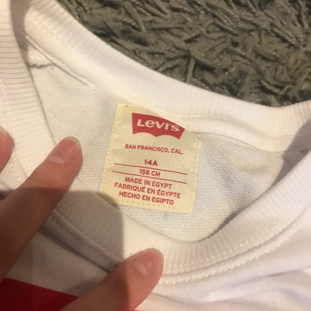 Äkta Levis tröja från kidsbrandstore aldrig använt då den är för liten på mig. Köparen står för frakten . Tröjor & Koftor.