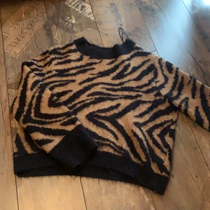 Stickat tröja  - Snygg stickad i storlek xs, buda ifrån 70 kr!!