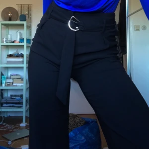 Kostymbyxor - Svarta kostymbyxor, använda endast en gång. Säljes pga jag skulle vilja ha lite längre byxor (är 175 lång). Raka/vida i modellen och figursydda