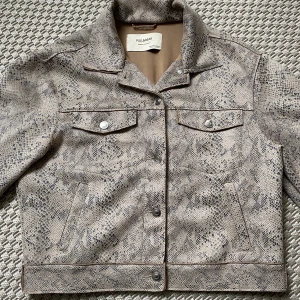 Jacka i mocka stl M - Jacka i storlek M från Pull & Bear. Den är i jättefint mocka material som även går att ha som en vanlig topp. Endast använd ett par gånger.  Frakt ingår. 