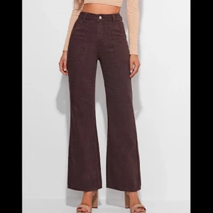 Bruna byxor - Bruna byxor ifrån SHEIN i storlek Small, aldrig använda så byxorna är i fint skick! Köparen står för frakten💕buda privat!