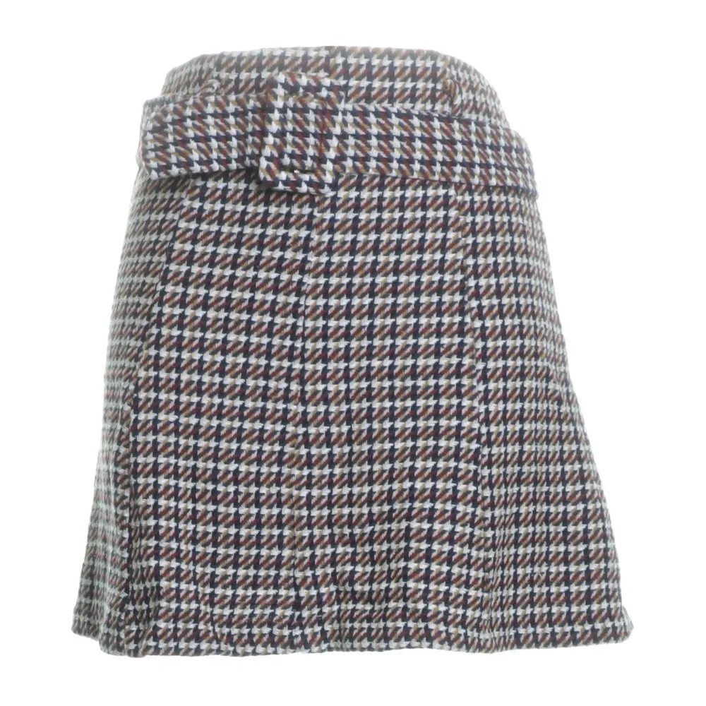 superfin rutig kjol med bälte från Zara! ääälskar denna men den är för liten för mig. storlek XS. nyskick.. Kjolar.