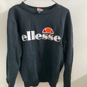 Ellesse sweatshirt strlk 36 - Mörkblå (nästan svart) sweatshirt från Ellesse i strlk 36. Material: se bild. Använd men gott skick.