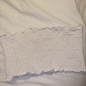 Liten vit topp  - Somrig liten vit topp. Använt som bikini topp och som vanlig topp 2 gånger annars inte använd. Nytvättad såklart. Frakt 25-30 kr