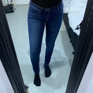 Säljer mina skit snygga jeans från DENIM pimkie. Sitter fint på och är max använda 2 gånger. De är i storlek 34 och jag som 36 och uppåt kan få i mig de fast sitter tajtare, beror på hur man vill att jeansen ska sitta.😇 Frakt kostanden kan såklart kollas upp. Pris kan såklart diskuteras