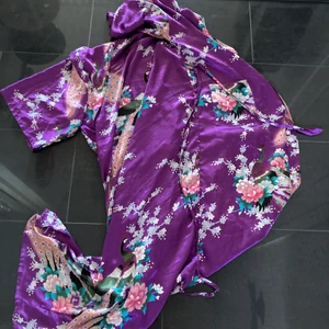 Dam kläder  - Säljer 1 klänning och 2 kimono som jag inte använder kostar 20 kronor styck. 60 kronor för alltihop. Kan skickas mot en avgift på 20 kronor 