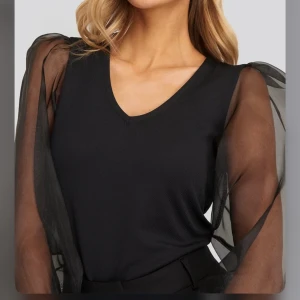 Tröja med puffärmar  - Svart tröja med puffärmar från NAKD, endast använd en gång