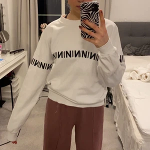 Nakd sweatshirt  - Jättefin sweatshirt från nakd, väldigt välanvänd men det är inget som märks på den, skicket är hur bra som helst och vad jag kan se har den inte heller några fläckar🤍🖤jättehärlig och snygg, storlek xs men passar både XS-M