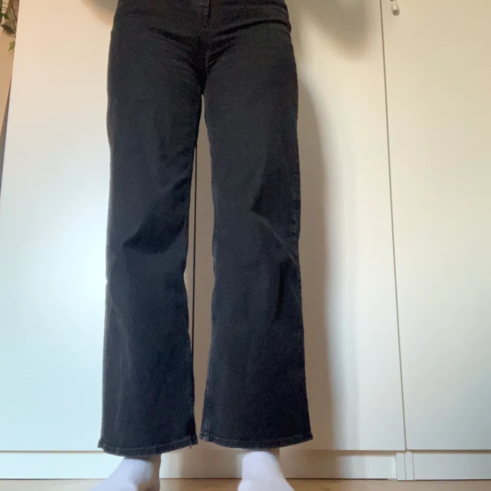 svarta jeans i modellen ace från weekday. storlek 28/32 (28 i midjan, 32 i längd) 100kr + 66kr i frakt 🌻. Jeans & Byxor.