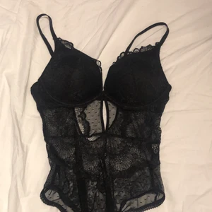 Svart Body - Sexig underklädsbody från H&M. Storlek 40 men ser mer ut som en 38. Kupstorleken är ungefär 75D. Aldrig använd, frakt ingår 😁