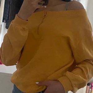 Gul off-shoulder tröja!💛 - Gul off-shoulder tröja med kort dragkedja! Knappt använd! Pris kan diskuteras!💛💰