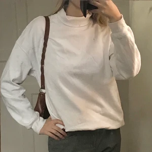 vit polo - Skön lite tjockare polo tröja från &otherstories. Lite nopprig på insidan. Ser lite smutig ut på de två första bilderna men det är endast spegeln som är smutig💗💗💗