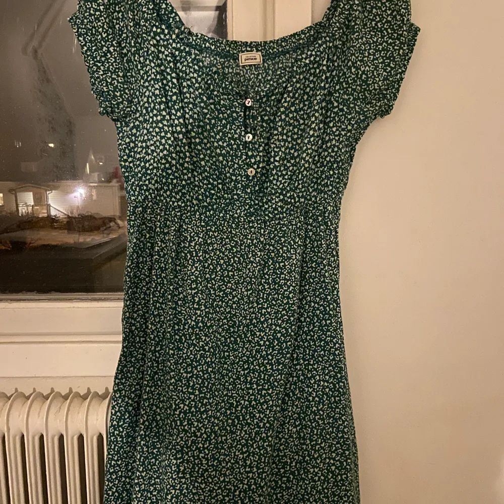 En superfin grön klänning från ASOS som tyvärr inte kommer till användning hos mig då den var för stor för mig. Den är i storlek 38 och jag har endast provat den på ett fåtal gånger. Den är i fint skick och ser helt ut som ny💕. Klänningar.