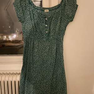 En superfin grön klänning från ASOS som tyvärr inte kommer till användning hos mig då den var för stor för mig. Den är i storlek 38 och jag har endast provat den på ett fåtal gånger. Den är i fint skick och ser helt ut som ny💕