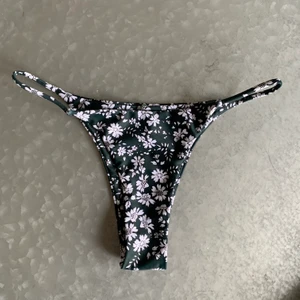 Bikiniunderdel  - Grön bikiniunderdel med vita blommor från Zaful. Köpte för att få överdelen och den är därför aldrig använd. 