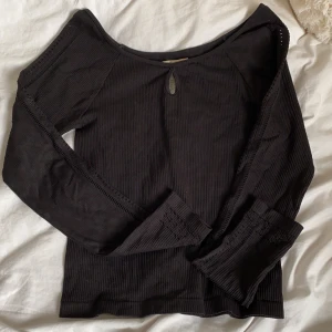 Hollister tröja - Hollister tröja som kommer knappt till användning. Jätte fina detaljer på sidorna. Flera bilder kan skickas om de önskas. Är i storlek L men jag som bär på xs och de passar perfekt.