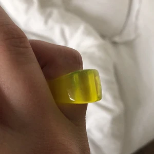 Ringar - Två färgglada ringar i plast. 20 kr per stk.