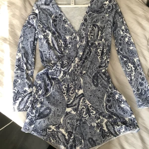 Mönstring jumpsuit  - Superfin mönstring jumpsuit från NLY! Väldigt bekvämt material och väldigt fin färg! Använd enstaka gånger! Hör av er vid frågor!