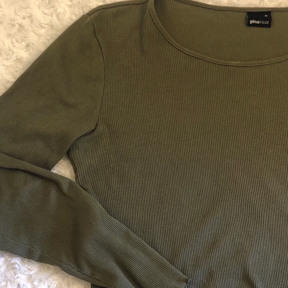 Ribbad militärgrön långärmad tröja från Gina tricot💞 superfin tröja med volanger vid midjan och ärmarna som passar både M och S 🙌. Tröjor & Koftor.