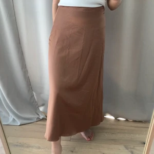 Kjol - Superfin kjol till sommarn i ljusare rosa (laxfärgad)! Storlek S från Zara. Använd några enstaka gånger.                             FRAKT ÄR INKLUDERAT I PRISET 🌼