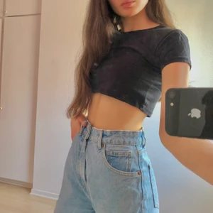 Momjeans - Zara - Bekväma jeans, men dem är dock för stora (har vanligtvis strl XS). Använda fåtal gånger och mindre i midjan. Köptes för 450 kr. Kontakta gärna mig för ytterligare frågor, tröjan går även att köpas för billigt pris😊
