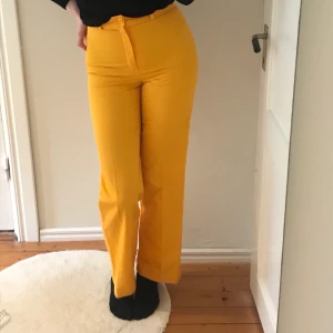 Så snygga kostymbyxor  - Gula kostymbyxor köpta secondhand. Så galet coola men är tyvärr liiiiite för små för mig. Sitter perfekt över höfter och rumpa! Kontakta för mer info ☺️