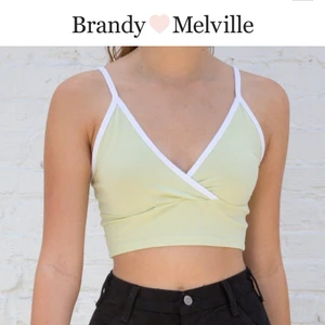 Croptop  - Söker sånna linnen, skriv gärna till mig om ni har någon att sälja. 