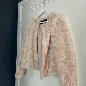 Rosa pälsjacka från Vero Moda - Ljusrosa pälsjacka från Vero Moda i storlek XS, jag har i vanligtfall XS/S så skulle säga att den passar en S med🌸 Använd fåtal gånger! 150 kr för jackan inklusive frakten!🤍 Priset kan diskuteras. 