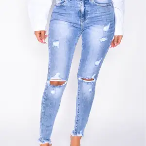 Jeans i storlek S. Helt oanvända och är i bra skick . Snygg färg som är snygg till sommaren med hål i som detalj. Mellanmidjade och passar alla längder och former där ute!