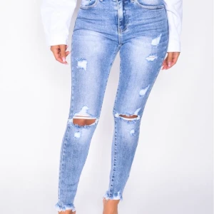 Jeansindustry JEANS storlek S - Jeans i storlek S. Helt oanvända och är i bra skick . Snygg färg som är snygg till sommaren med hål i som detalj. Mellanmidjade och passar alla längder och former där ute!